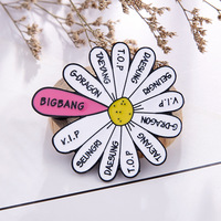 Nouvel arrivage d'épingles de botanique insigne en gros fleur Bellis Perennis dessin animé lettre émail épingle LOGO personnalisé épinglettes vierges marguerite