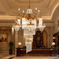 Lustre en spirale en céramique vintage français de luxe avec cristaux, lampe suspendue en laiton sur mesure pour hall d'hôtel, escalier d'hôtel, villa