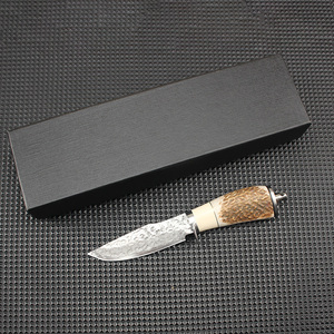 Coltello da Caccia Damascus 67 Floor con Manico in <span class=keywords><strong>Corno</strong></span> <span class=keywords><strong>di</strong></span> <span class=keywords><strong>Cervo</strong></span>, Affilato per Campeggio e Sopravvivenza all'Aperto, con Custodia in Pelle - Product Image 2