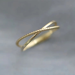Anello Minimalista a Fascia Liscia con Linee Incrociate, Gioiello Semplice per Uso Quotidiano alla Moda per Donne - Product Image 1