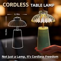 Lampe de bureau élégante et moderne sans fil haut de gamme avec abat-jour en verre floral, fonction de minuterie LED, en cristal pour chambre et salon