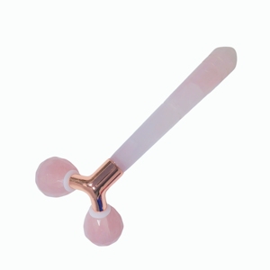 Rodillo facial 3D de cuarzo rosa en forma de Y para el cuidado de la piel - Product Image 5