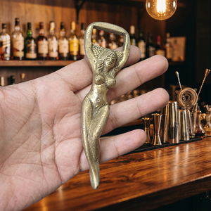 Abridor de Botellas de Cerveza Decorativo de Latón Hecho a Mano con Figura de Mujer Desnuda, Herramienta de Bar Coleccionable para Entretenimiento y Regalos - Product Image 4