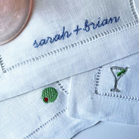 Ensemble de serviettes en lin brodées à la main avec motif personnalisé, sous-verres carrés personnalisés pour les mariages et les réunions de famille