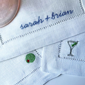 Ensemble de serviettes en lin brodées à la main avec motif personnalisé, sous-verres carrés personnalisés pour les mariages et les réunions de famille - Product Image 3