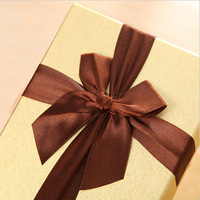 Boîte de chocolat en papier kraft de luxe personnalisée paquet de 18 feuille BonBon date 4C Eid Ramadan emballage de luxe pour stratification brillante et mate UV