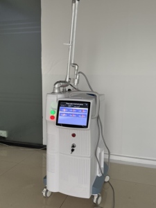 Appareil de thérapie faciale au laser fractionné au CO2 en dermatologie pour remodeler la peau, laser fractionné pour éliminer les rides, élimination des vergetures - Product Image 2