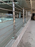 Conception simple balcon croix Tube balustrades mains courantes en acier inoxydable escalier tuyau barre transversale tige garde-corps