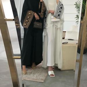 Abaya Nera Lusso ed Eleganza per Donna, Stile Kimono Turco Ricamato con Polsini Aperti, in Poliestere, Taglia Unica per Eid Dubai - Product Image 1
