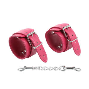 Schnelle Lieferung PU-Leder Schwarz-Rote Fesseln Fußfesseln Erwachsenen-Spielzeug Sexy Handschellen Bondage-Set für Paare - Product Image 2
