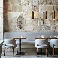 Mobilier de café, canapé en cuir véritable beige et ensemble de tables et de chaises en bois massif pour restaurant et café