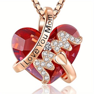 Elegante Collana con Ciondolo a Cuore in Lega Dorata Opaca e Strass Scintillanti - Incisione "Ti Amo Mamma", Perfetta per Compleanni - Product Image 4