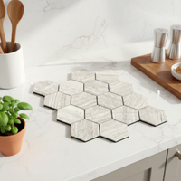 Carrelage en mosaïque de marbre gris à motif hexagonal moderne, imitation bois, avec design graphique pour piscine et mur