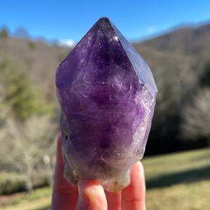 Vente en gros de baguettes en améthyste sculptées à la main, tours de cristal brut en pierre naturelle pour la méditation, artisanat en cristal en gros - Product Image 3