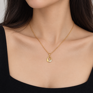 Collier asymétrique en forme de larme en acier inoxydable plaqué or 14 carats avec pierre transparente et pendentif ouvert - Product Image 5