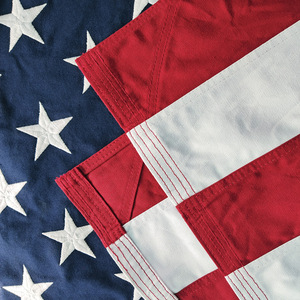 Ce drapeau américain 100% coton 4x6 pieds, robuste, durable, étoiles brodées, rayures cousues, œillets en laiton, résistant à l'eau - Product Image 3