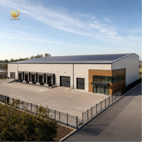 Entrepôt préfabriqué en structure métallique industrielle, charpente à portique rigide, bâtiment d'atelier métallique résistant aux intempéries, prêt pour l'énergie solaire, stockage