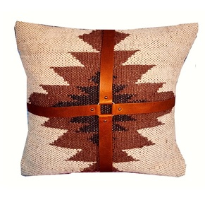Coussin en laine et jute de designer avec accent texturé en cuir pour la décoration intérieure moderne et l'ameublement de luxe - Product Image 3