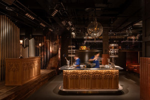 เฟอร์นิเจอร์ร้านไวน์ระดับไฮเอนด์ ดีไซน์หรูหรา เคาน์เตอร์ผับไม้ ชุดโต๊ะและเก้าอี้พร้อมไฟ LED เป็นมิตรกับสิ่งแวดล้อม ทนทาน - Product Image 5