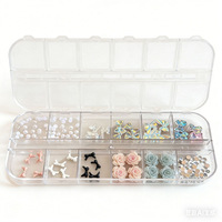 Accesorios de Nail Art Estilo Influencer, Set de 12 Compartimentos, con Adornos Metálicos, Perlas, Cristales Transparentes, Flores de Rosa, Lazos y Diamantes de Imitación para Uñas