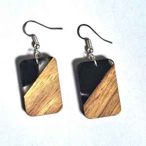 Pendientes Únicos de Resina y Madera, Joyería Ligera Hecha a Mano, Regalo Ideal para Mujeres, Adolescentes y Niñas que Aprecian el Arte Artesanal - Product Image 3