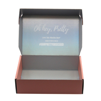 Caja de Cartón Corrugado Rosa con Acabado Holográfico, Diseño Elegante, al Mejor Precio, para Envío de Cosméticos y Ropa