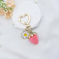 Porte-clés personnalisés en gros, design sur mesure, mignons, fraises, cœurs, fleurs, marguerites, fabrication de bijoux personnalisés pour filles, OEM