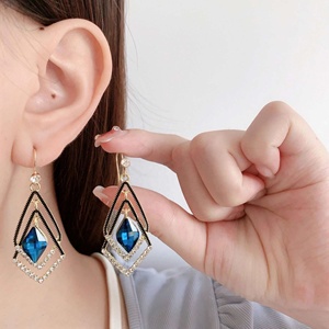 Boucles d'oreilles pendantes géométriques à double couche, en alliage plaqué or, ornées de cristaux bleus et rouges en forme de diamant, personnalisées, longues et exagérées pour femme - Product Image 3