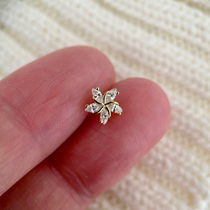 Boucles d'oreilles mini fleurs en argent sterling 925 pour usage quotidien, élégantes pour mariage et soirée, haute qualité - Product Image 2