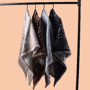 Bufanda Triangular Clásica con Borlas y Diseño Paisley, Chal de Moda Cálido de Imitación de Cachemira para Otoño e Invierno - Product Image 2