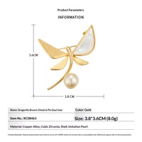 Broche Libellule en Alliage de Laiton Plaqué Or Véritable, Finition Brossée, Imitation Nacre et Perle, Personnalisée en Gros par l'Usine, Luxe