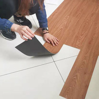 Échantillon gratuit Revêtement de sol autocollant imperméable à l'eau Texture bois marbre Revêtement de sol antidérapant pelable et collable Carreaux de vinyle Planche de revêtement de sol en vinyle PVC