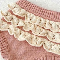 Set Rajutan Bunga Bordir Tangan Bayi 2 Pcs, Atasan Rajut dan Bloomer dengan Renda dan Kerut untuk Bayi Perempuan