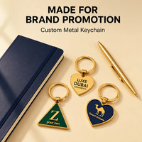 Porte-clés en métal personnalisé, alliage de zinc, plaqué or brillant, cœur, triangle, impression UV, porte-clés en émail pour cadeau de luxe