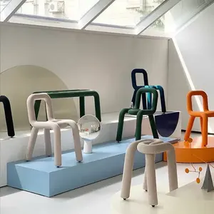2024モダンでシンプルなメタルデザインの大胆な椅子ダイニング家具カラフルなカフェチェアクリスマスの装飾とホーリーのためのダイニングチェア