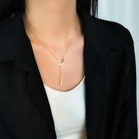 Collier pendentif croix carrée géométrique en acier inoxydable couleur or au design créatif pour femme, bijou long et élégant