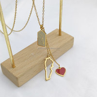 Collier personnalisé plaqué or avec contour de la carte du Liban, plaque nominative arabe et pendentif cœur en émail rouge superposé sur chaîne
