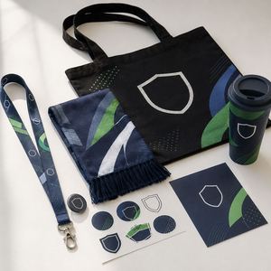 Kit d'activation de sponsor personnalisé en gros OEM ODM, Pack de démarrage de marchandises pour fans avec lanière, badge, écharpe, autocollants et sac fourre-tout - Product Image 1