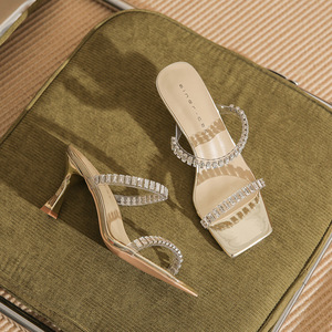 Mules de lujo con pedrería y punta abierta, tacones bajos de última moda para mujer - Product Image 3