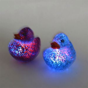 ไฟกลางคืน LED พร้อมเซ็นเซอร์น้ำ รูปเป็ดสีทองเรืองแสง ตกแต่งด้วยผงสีเหลืองน่ารัก ของตกแต่งพลาสติกขนาดเล็กสุดสร้างสรรค์ - Product Image 4
