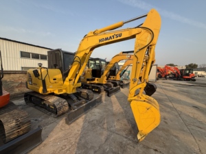 Excavadora pequeña Komatsu original japonesa de segunda mano, excavadora pequeña de cadenas de 5.5 toneladas, perfecta para granja, en stock para envío. - Product Image 2