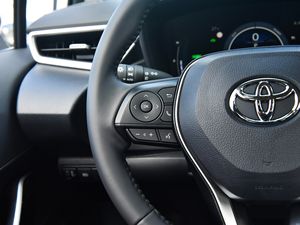 2024 <span class=keywords><strong>Toyota</strong></span> <span class=keywords><strong>Corolla</strong></span> hybride 1.8L Elite Smart hybride berline voiture compacte économe en carburant <span class=keywords><strong>Apple</strong></span> CarPlay Safety Sense 2.0 - Product Image 6