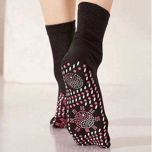 Calcetines magnéticos de masaje de pies con autocalentamiento Turmalina Terapia de moxibustión caliente Producto de suministro de atención médica - Product Image 2