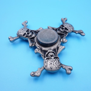 Toupie Fidget Spinner en alliage de zinc, motif crâne à trois feuilles, finition argent antique, cadeau unisexe pour les 8 à 13 ans - Product Image 2