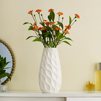 Vase de table en céramique style nordique crémeux à motif diamant, exsudant une touche de luxe léger et haut de gamme pour la décoration du salon, idéal pour un anniversaire
