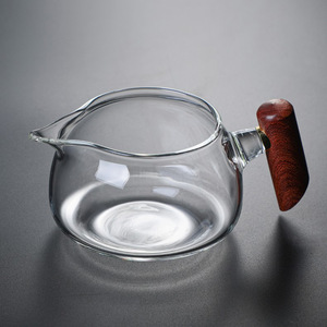 Dispensador de té de vidrio transparente con mango de madera, accesorio resistente al calor para la ceremonia del té Kung Fu - Product Image 1