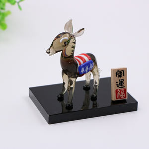 تمثال حمير زجاجي مزخرف بوزن الورق - Product Image 1