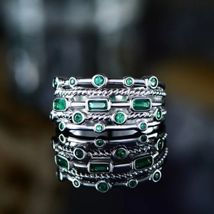 Anello Multistrato con Pietra Verde per Donne, Gioiello Elegante e alla Moda, Accessorio Statement, Regalo - Product Image 4