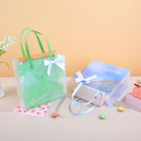 Sac fourre-tout en plastique PP transparent personnalisé en gros, impression de logo, emballage PVC, sac cadeau translucide givré