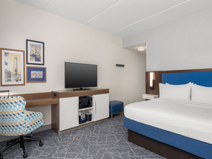 Mobili per Hotel Hampton Inn by Hilton: Letto, Sedia, Tavolo, Arredamento per Progetti Alberghieri di Alta Gamma - Product Image 1